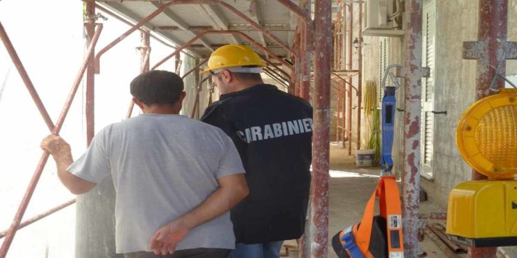 Siracusa, operai in nero nel cantiere di Piazza D’Armi: due ditte sospese e oltre 22 mila euro di sanzioni