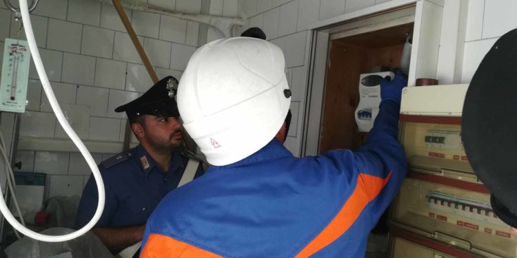 Cassibile, scoperto furto di energia elettrica: tre arresti