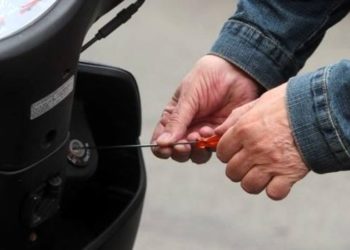 Lentini, nell’autorimessa nascondeva un ciclomotore rubato: la Polizia denuncia un 31enne