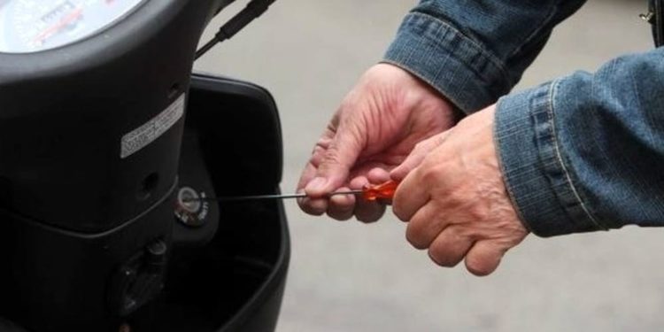 Lentini, nell’autorimessa nascondeva un ciclomotore rubato: la Polizia denuncia un 31enne