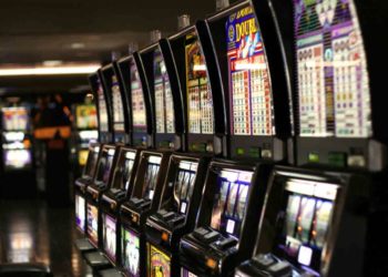Priolo Gargallo, minaccia la madre chiedendole i soldi per giocare alle slot: arrestato un 38enne