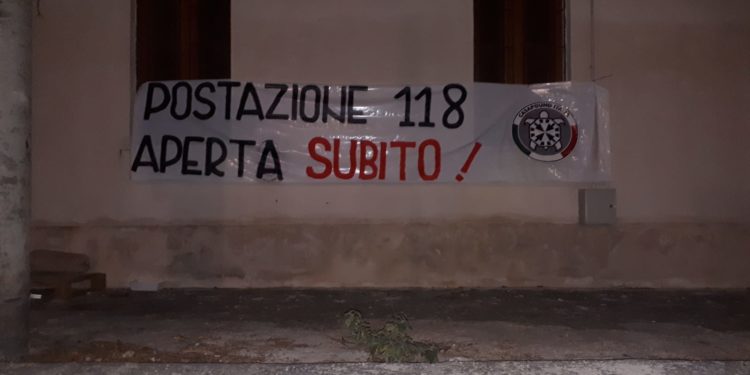 Siracusa, CasaPound: striscione di protesta contro la chiusura del 118 in Ortigia