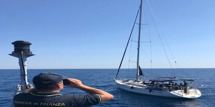 Siracusa, migranti pakistani a bordo di una barca a vela: arrestati due scafisti