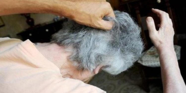 Siracusa, picchia e minaccia madre e nonna: 18enne in manette