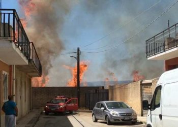 Floridia, incendio al Torrente Mulinello: intervenuti i Vigili del Fuoco