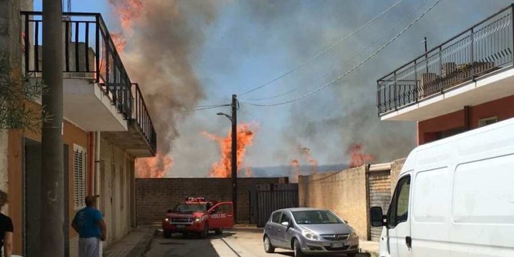 Floridia, incendio al Torrente Mulinello: intervenuti i Vigili del Fuoco
