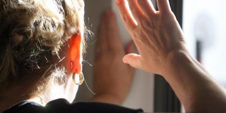 Pachino, aggressioni verbali e fisiche ai danni della moglie: arrestato un 30enne