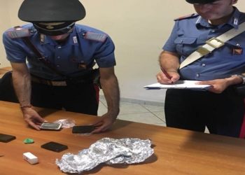 Solarino, tre panetti di hashish nell’armadio della camera da letto: arrestato un 17enne