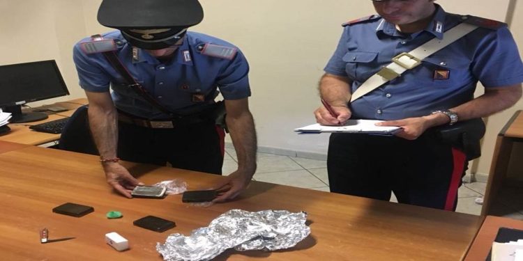 Solarino, tre panetti di hashish nell’armadio della camera da letto: arrestato un 17enne