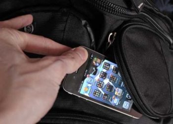 Canicattini Bagni, ruba il cellulare ad un dipendente comunale: arrestato un 61enne