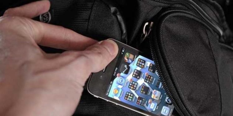 Canicattini Bagni, ruba il cellulare ad un dipendente comunale: arrestato un 61enne