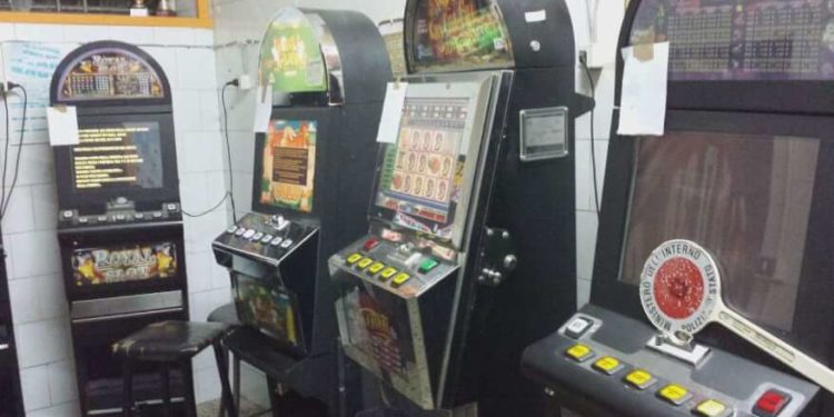 Siracusa, contrasto al gioco illegale: 2 denunciati, sequestro di “slot machine” e sanzioni per 80 mila euro