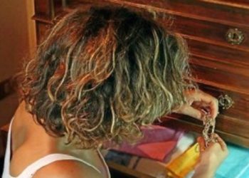 Noto, domestica deruba un’anziana novantenne di denaro e gioielli: denunciata