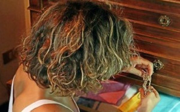 Noto, domestica deruba un’anziana novantenne di denaro e gioielli: denunciata