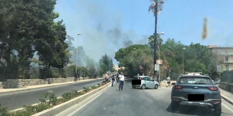 Siracusa. Incendio in viale Paolo Orsi, paura per la zona archeologica: fumo e traffico deviato