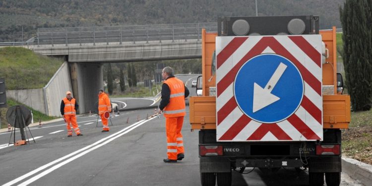 Siracusa, interventi sul verde autostradale nella tratta Cassibile-Rosolini: carreggiate ristrette e limitazioni alla velocità