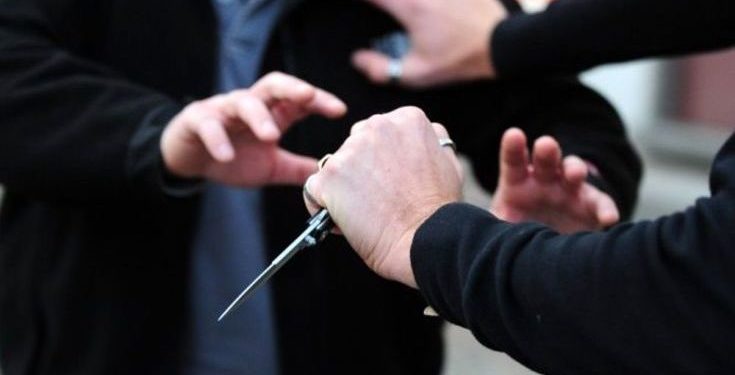 Augusta, ferisce il marito e brucia i suoi vestiti sul balcone: allontanata una donna