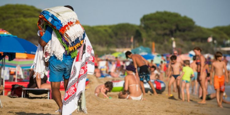 Siracusa, lotta all’abusivismo commerciale e alla contraffazione: la Prefettura aumenta i controlli
