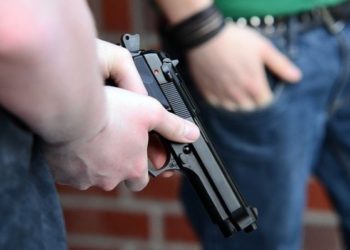 Siracusa, litiga con il proprietario di un mini market e torna con la pistola giocattolo per minacciarlo: denunciato