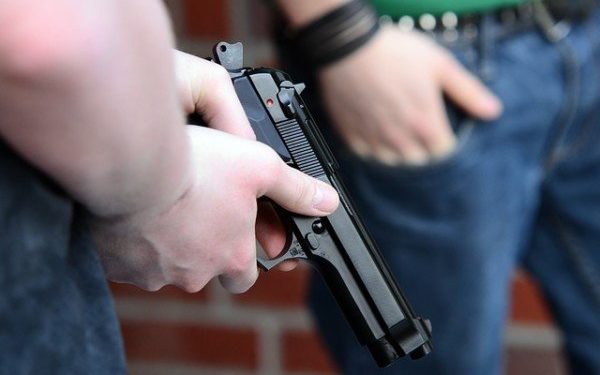 Siracusa, litiga con il proprietario di un mini market e torna con la pistola giocattolo per minacciarlo: denunciato