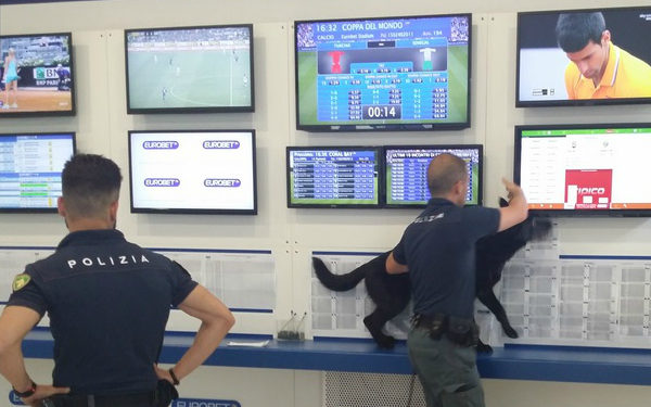 Siracusa, aggredisce e molesta i clienti di un centro scommesse: denunciato un 28enne egiziano