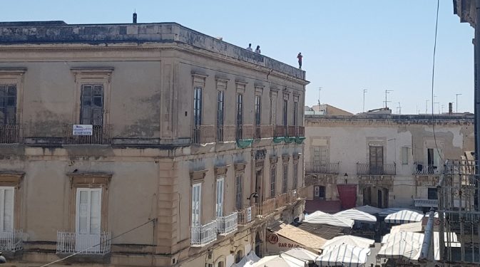 Siracusa, si arrampica sul cornicione di un palazzo in Ortigia: la foto è da brivido