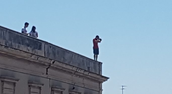 Siracusa, si arrampica sul cornicione di un palazzo in Ortigia: la foto è da brivido