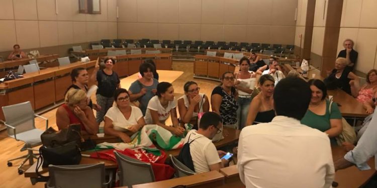 Siracusa, appalto pulizie Comune: continua la protesta dei lavoratori fuori dal Vermexio