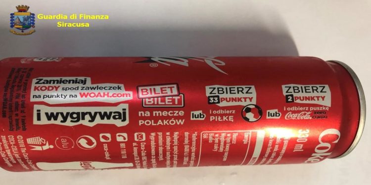 Siracusa. Violazione codice di consumo, le Fiamme Gialle sequestrano oltre 21.300 lattine di coca cola