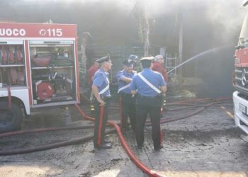 Solarino, tre auto in fiamme nella notte: indagano i Carabinieri