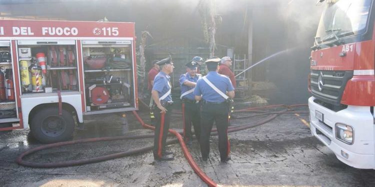 Solarino, tre auto in fiamme nella notte: indagano i Carabinieri