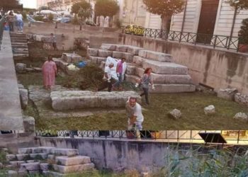Siracusa. Volontari ripuliscono la Porta Urbica in Ortigia da sterpaglie e rifiuti