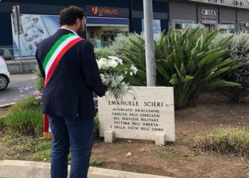 Siracusa. 19 anni fa la morte di Lele Scieri, l’omaggio del sindaco Italia sulla sua  lapide