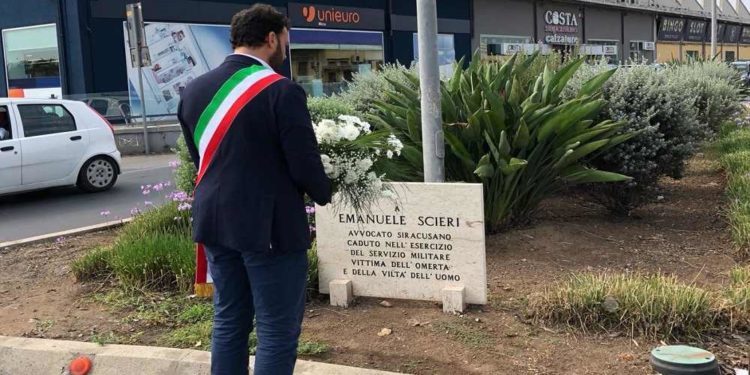 Siracusa. 19 anni fa la morte di Lele Scieri, l’omaggio del sindaco Italia sulla sua  lapide