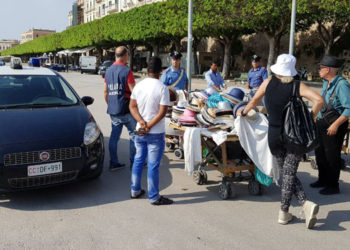 Siracusa, contrasto all’abusivismo commerciale: sequestrati migliaia di articoli tra centro storico e zone balneari