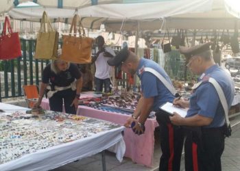 Siracusa e provincia al setaccio contro l’abusivismo: merce sequestrata, sanzioni e daspo urbano