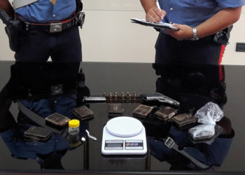 Siracusa, sorpresi con 8 panetti di hashish ed una pistola in casa: due arrestati
