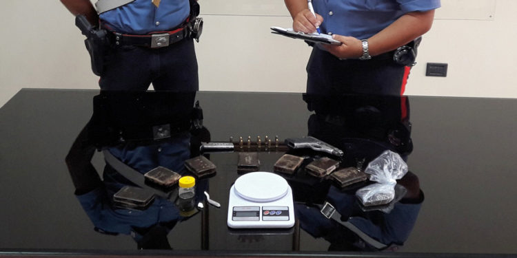 Siracusa, sorpresi con 8 panetti di hashish ed una pistola in casa: due arrestati