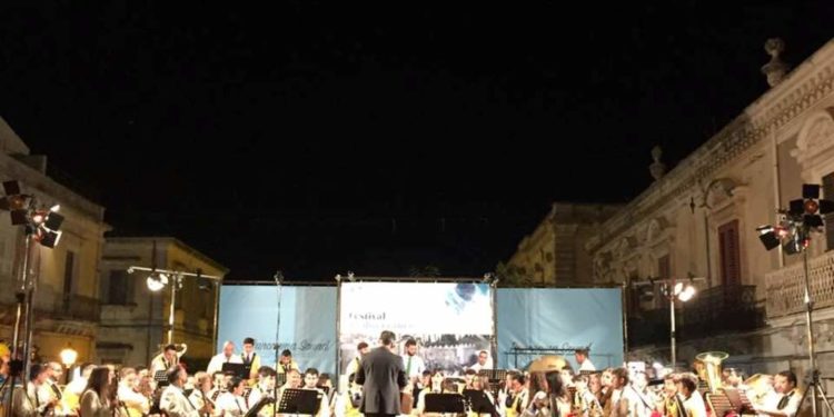 Canicattini Bagni. 36° Raduno Bandistico Nazionale, ultimo giorno di sfilate e concerti sul palco