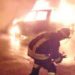Siracusa. Auto in fiamme nella notte in via Cassia, le fiamme danneggiano una veranda: indagini in corso
