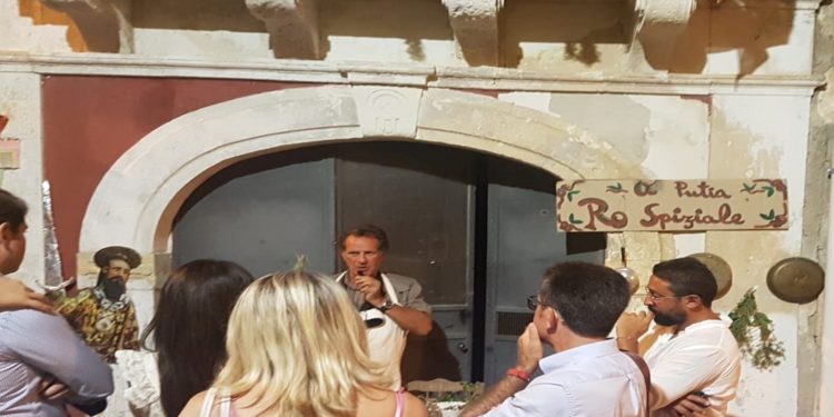 Canicattini Bagni. XXXIII Palio San Michele: sfilate, corse con gli asini e museo sotto le stelle