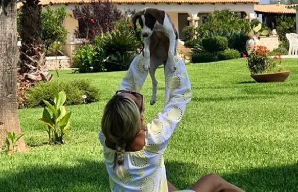 L’ex velina Marina Graziani trova un cuccicolo nelle campagne di Noto e lo adotta