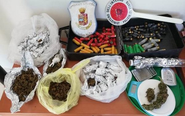 Lentini. La Polizia scova in un immobile droga e munizionamento: indagini in corso