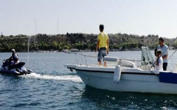 Siracusa. Imbarcazione con motore in avaria soccorsa dalla squadra nautica della Polizia