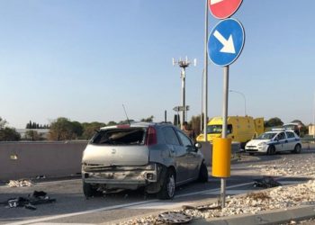 Incidente stradale sulla Siracusa – Floridia: auto finisce contro la rotatoria