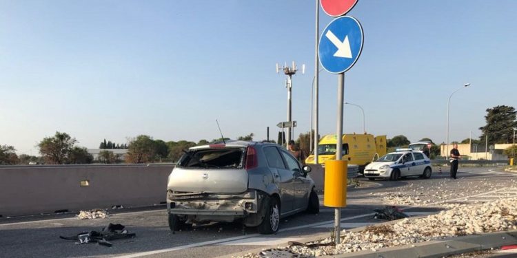 Incidente stradale sulla Siracusa – Floridia: auto finisce contro la rotatoria