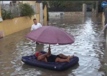 Maltempo a Siracusa, il Villaggio Miano sott’acqua: l’ironia sui social con il video “Gino e il materassino”