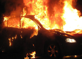 Siracusa, auto in fiamme in via Monte Soro: indagini in corso