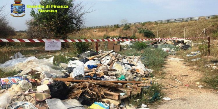 Le Fiamme Gialle sequestrano discarica abusiva adiacente al tratto autostradale Noto – Avola