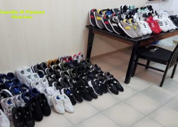Pachino. Blitz delle Fiamme Gialle al mercato: sequestrate scarpe e borse contraffatte